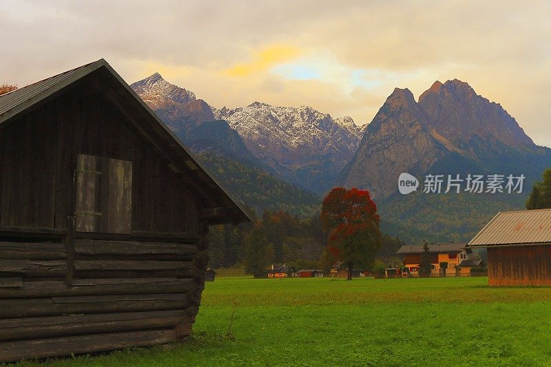 阿尔卑斯乡村木谷仓农场，与Zugspitze, Waxenstein和Alpspitze景观-戏剧性的景观在巴伐利亚阿尔卑斯山，德国，附近的卡文德尔山脉-雄伟的高山景观秋天-加尔米施，德国巴伐利亚